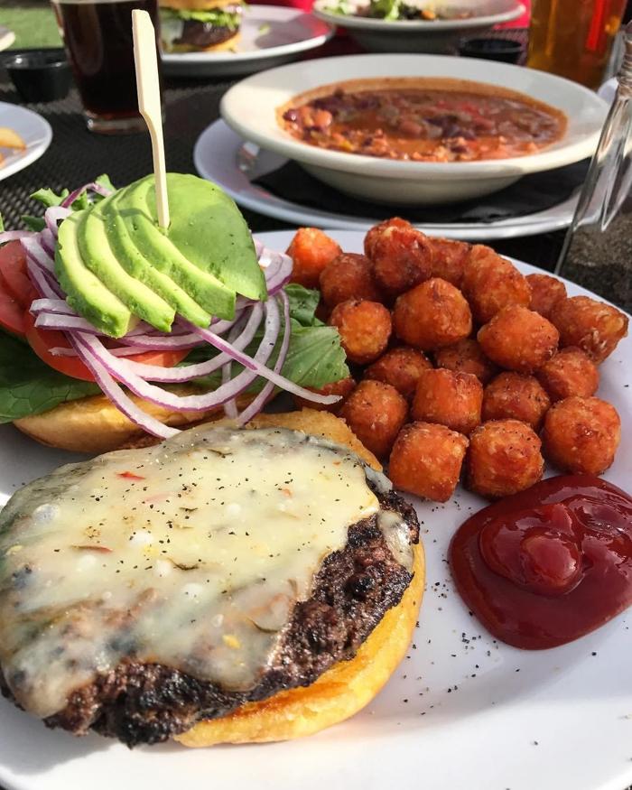 Social media post by sheloveseating143